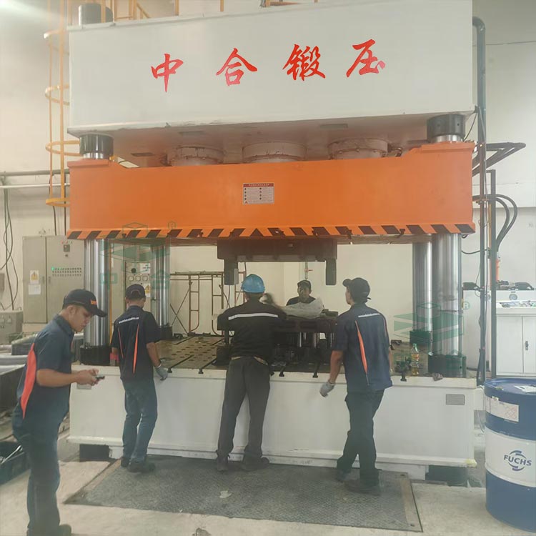 1000噸汽車配件成型液壓機調試現(xiàn)場.jpg