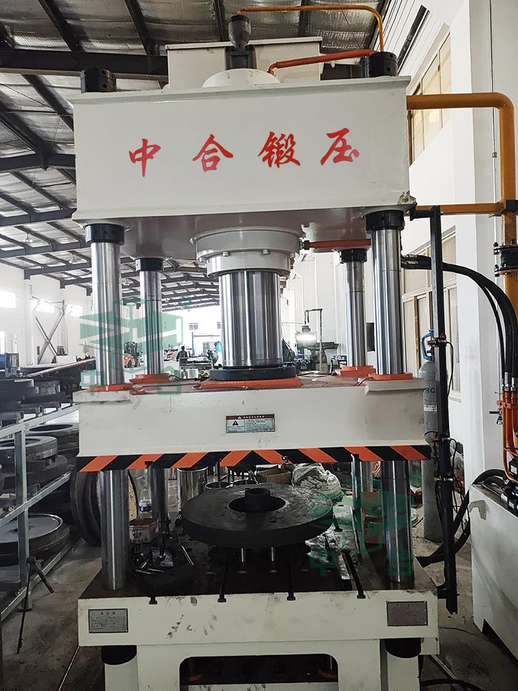 200噸不銹鋼鍋蓋成型液壓機(jī)現(xiàn)場.jpg